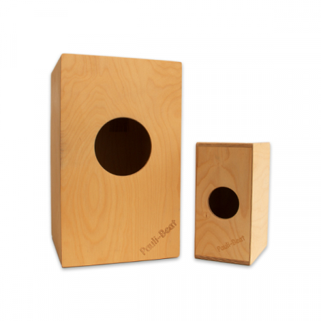Holz-Cajon mit eingraviertem Pauli-Beat-Schriftzug in zwei Größen