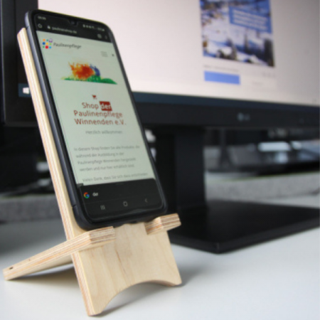 Smartphone Halterung auf einem Schreibtisch vor einem Bildschirm – mit Smartphone