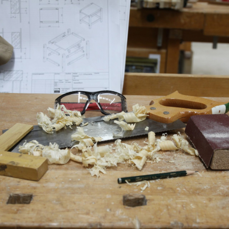 Werkbank mit Holzwerkzeugen und Hobelspäne