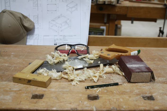 Werkbank mit Holzwerkzeugen und Hobelspäne