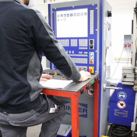 Mann programmiert Plasmaschneider