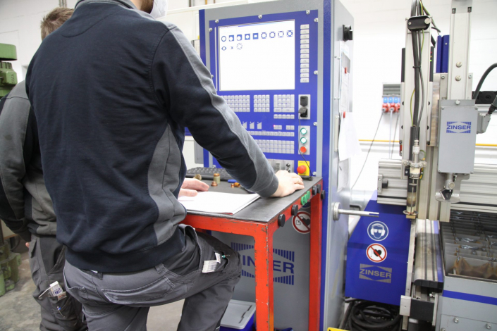 Mann programmiert Plasmaschneider