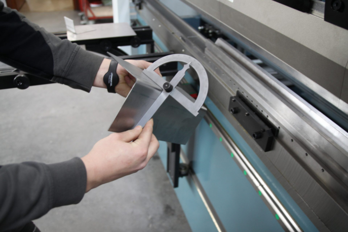 Mann der Winkel ausmisst