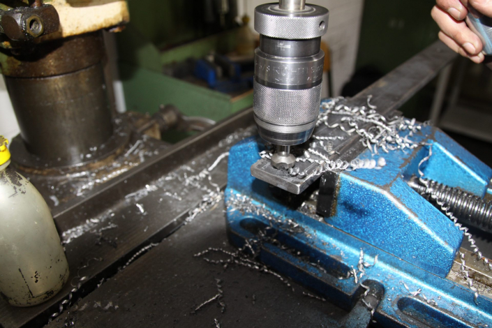 Mann, der ein Bohrloch ansenkt