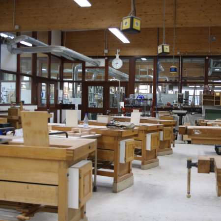 Holzwerkstatt mit mehreren Werkbänken