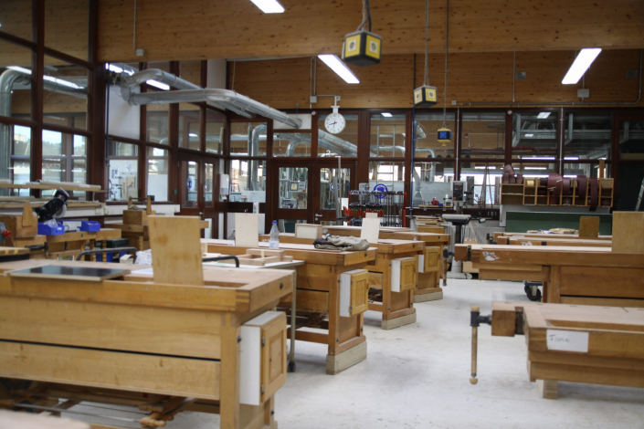 Holzwerkstatt mit mehreren Werkbänken