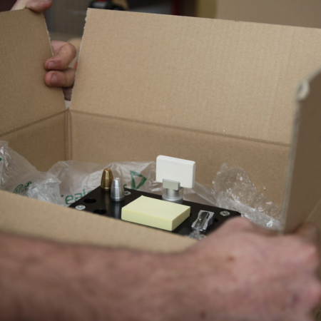 Mann verpackt Schreibtischorganizer in Paket