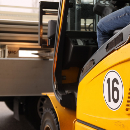 Gabelstapler transportiert Ware