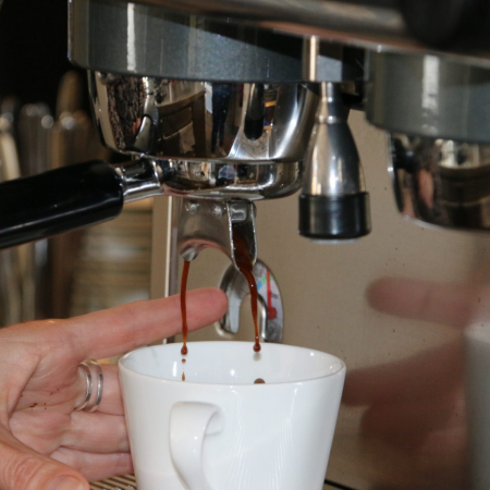 Kaffeemaschine brüht Kaffee