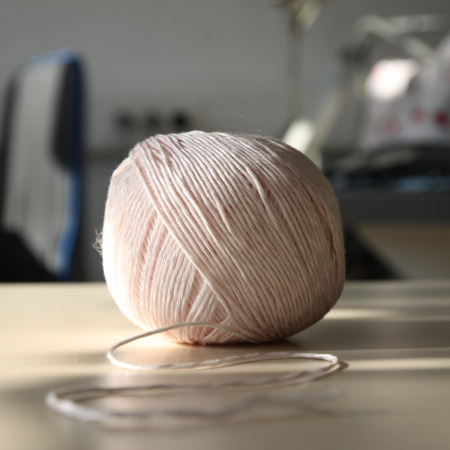 Wollknäuel auf einem Tisch