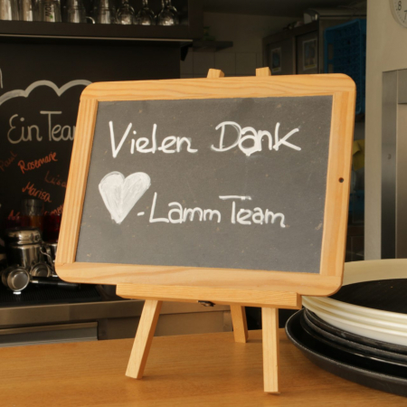 Kreidetafel mit der Aufschrift Vielen Dank Herz - Lamm Team