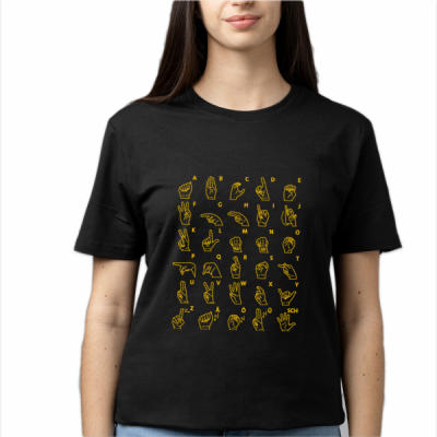 Frau im schwarzen Gebärden-T-Shirt mit gelbem Aufdruck des Gebärdenalphabets