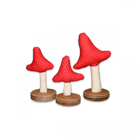 Gruppenbild von Pilzen aus Stoff in Rot
